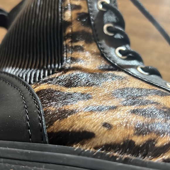 ✅New! Vince Camuto Bestenda3 Leather Lace-Up Combat Boot BLACK Leopard - Picture 5 of 6